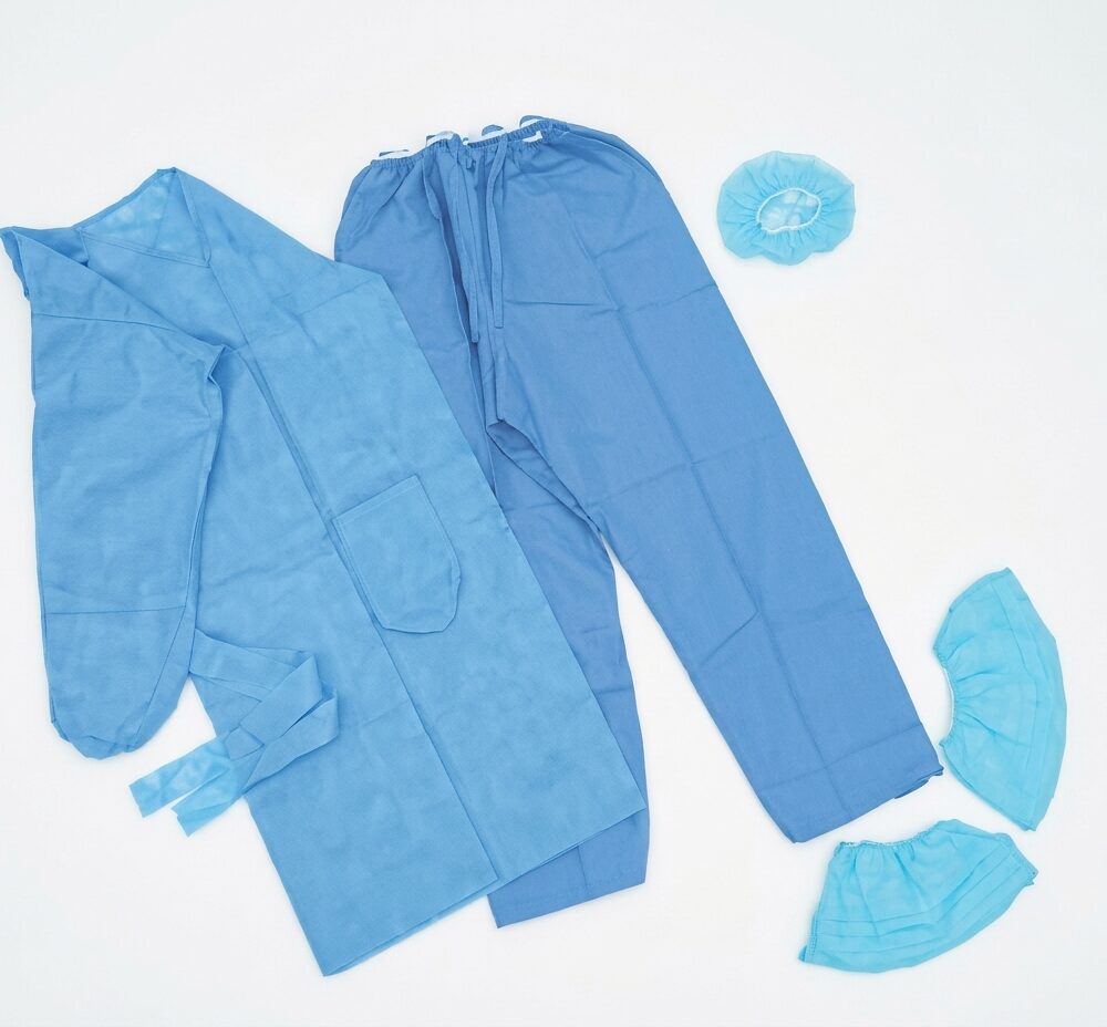 KIT MEDICO DESECHABLE ( BATA LARGA, PANTALON, GORRO Y POLAINA)